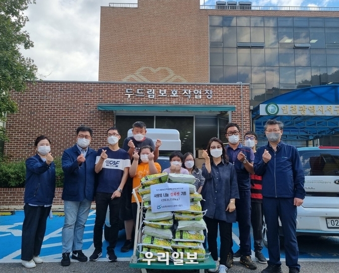 공촌사업소와 두드림보호작업장 직원들이 전달식을 마치고 기념촬영을 하고 있다. ⓒ 인천환경공단 제공