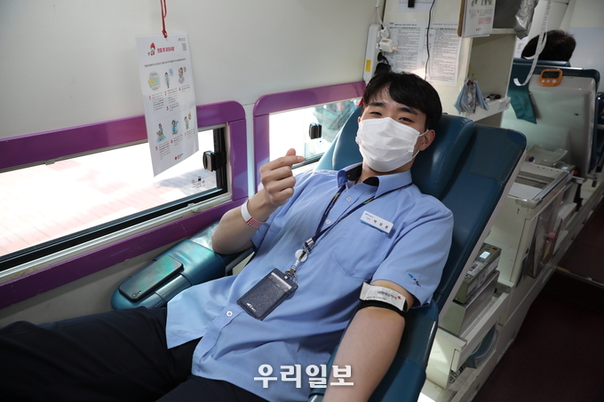 박성훈 기관사가 헌혈에 참여하는 모습 ⓒ 공항철도 제공