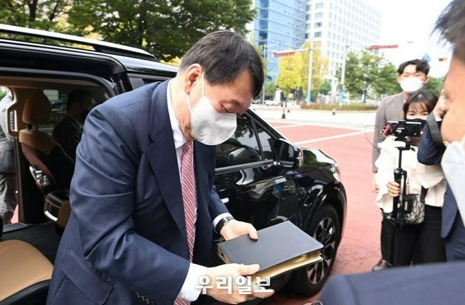 윤석열 국민의힘 대권후보가 10일 여의도 순복음교회를 찾아 예배를 드리기위해 차에서 내리고 있다. ⓒ 윤석열캠프 제공
