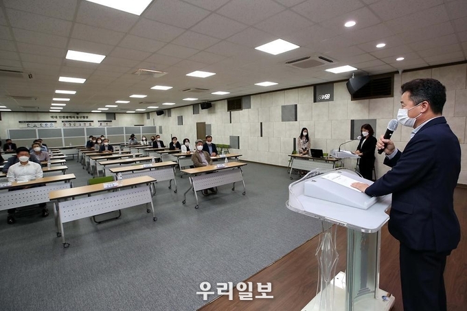 기관장 및 고위직 대상 성매매 가정폭력 예방교육에 참석한 허인환 구청장과 기관장 및 고위직 공무원들의 수강 ⓒ 동구청 제공