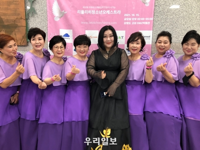 꽃마루 합창단원들 중앙 최경아지휘자, 강수선 합창단원 등 