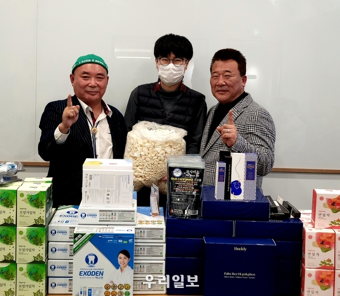 10월 19일 청담동 크라우드1 본부에서 크라우드1 파이오니아 그룹 채광석 프레지던트(오른쪽), 김치국 매니저 몽골지도교수(가운데), 김재덕 총괄단장(왼쪽)이 몽골 입성 축하식을 마치고 화이팅을 외치고 있다.