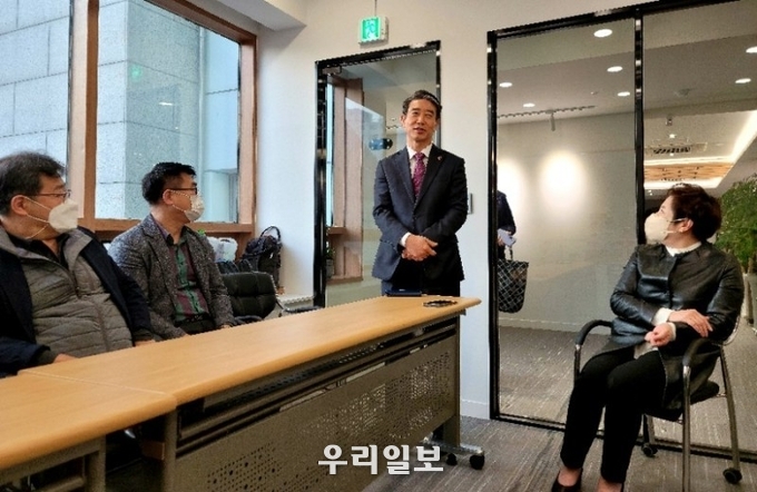 10월 19일 청담동 크라우드1 본부에서 제4회 대한민국을 빛낸 13인 대상 조직위원장 박용수(가운데)가 몽골 입성 축하사를 하고 있다.