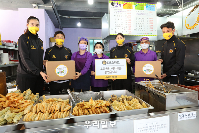 (왼쪽1번째) 박지수 KB스타즈 선수, (왼쪽2번째) 김완수 KB스타즈 감독, (오른쪽3번째)강이슬 KB스타즈 선수, (오른쪽1번째) 진경석 KB스타즈 코치와 함께 아동 가정에게 전달할 영양식을 준비 중인 청주 인근 음식점 대표.
