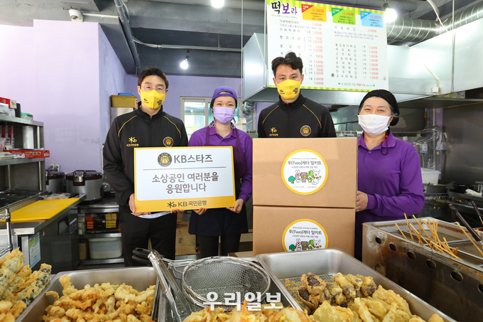 (왼쪽1번째) 김완수 KB스타즈 감독, (왼쪽3번째)진경석 KB스타즈 코치와 함께 아동 가정에게 전달할 영양식을 준비 중인 청주 인근 음식점 대표.