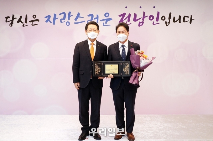 김상균 사랑의열매 사무총장 ‘자랑스런 전남인상’ 시상식 현장 (김영록 전남도지사(좌), 김상균 사무총장(우)) 
