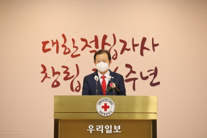 대한적십자사 신희영 회장이 10월 27일(수) 오후 2시, 서울 중구 본사 서울사무소 4층 앙리뒤낭홀에서 개최된 ‘대한적십자사 창립 116주년 기념식’에서 기념사를 하고 있다.