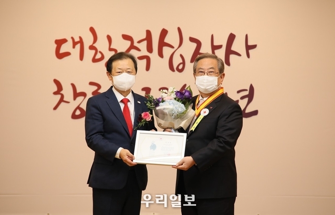 대한적십자사 신희영 회장이 10월 27일(수) 오후 2시, 서울 중구 본사 서울사무소 4층 앙리뒤낭홀에서 개최된 ‘대한적십자사 창립 116주년 기념식’에서 각당복지재단 故 김옥라 명예이사장에게 「적십자 인도장 금장」을 수여했다. 故김옥라 명예이사장을 대신해 故김옥라 명예이사장의 4남 각당복지재단 라제건 이사장에게 전수했다. (왼쪽 적십자 신희영 회장, 오른쪽 각당복지재단 라제건 이사장) 