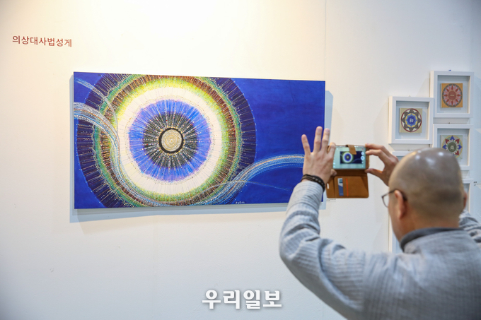 지난 2019서울국제불교박람회, 스님이 제7회 붓다아트페스티벌 작품을 촬영하고 있다.