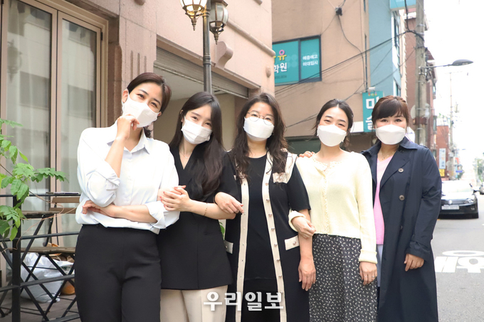 양천구 플라워마을 단체사진(왼쪽부터 오유정 오유도자기 대표, 박제빈 제빈꽃 대표, 하무정 유캔두잇 대표, 박소진 권화공간 대표, 송지현 버블리본 대표) 