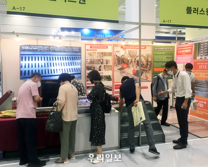 지난 2021우수급식 외식산업전 당시 단체 급식관계자에게 제품을 설명하고있는 플러스원 임직원 모습. 