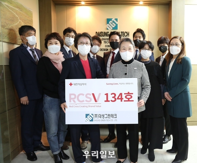 4일(목), 대한적십자사 장예순 부회장(사진 오른쪽)과 ㈜대성그린테크 이미란 대표(사진 왼쪽)가 대한적십자사 법인·단체 고액기부클럽(RCSV) 가입식에서 기념촬영을 하고 있다.