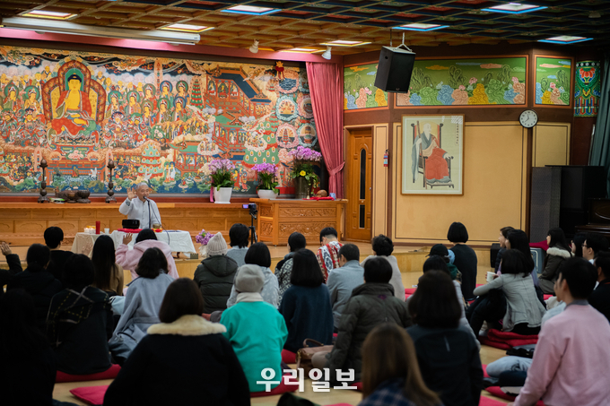 지난 2019서울국제불교박람회-서울릴렉스위크의 일환으로 봉은사에서 혜봉선생님과 함께하는 명상수업이 진행되고 있다.