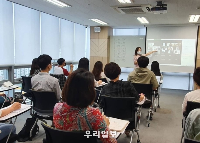 강의하고 있는 피아노학원 경영지도 전문가 김시연 대표