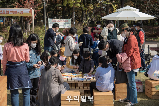양천공원파크데이, 책수레공방에 참여하고 있는 아이들 