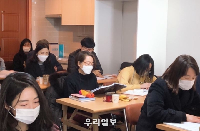 2021년 서서울생명의전화에서는 경력단절여성들의 사회적 지체계 및 심리상담지원사업 here & now 사업을 실시하고 있다.