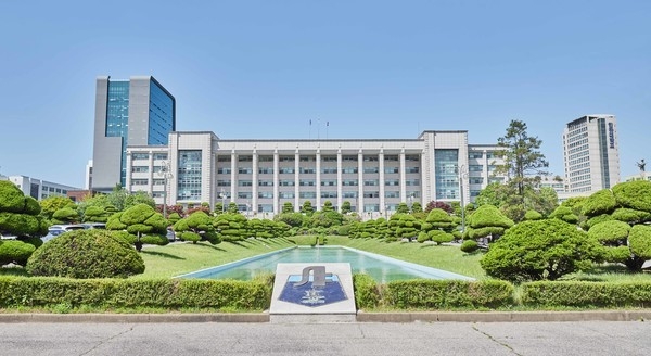 15일 국회 교육위원회 예산결산기금심사소위원회는 대학혁신지원 사업지원 대상 대학이 147개교에서 인하대를 포함해 13개교가 늘어난 160개교로 변경하는 수정안을 의결했다. ⓒ 인하대 본관 전경. 
