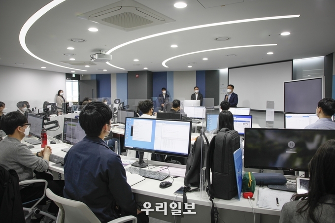광명융합기술교육원 데이터분석과에서 하나금융티아이 채용안내가 이뤄지고 있다.(사진=한국폴리텍대학 광명융합기술교육원)