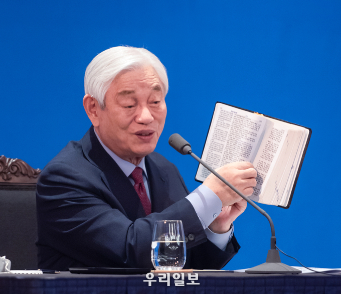 박옥수 목사가 세션에서 성경을 가르키며 이야기를 하고 있다 ⓒ 기쁜소식선교회 제공