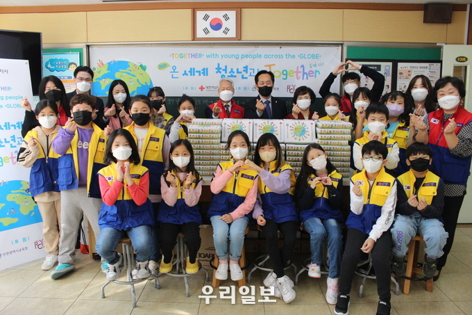 대한적십자사 인천지사는 ‘우정의 선물상자’ 인천시 다문화 청소년들에게 전달 ⓒ 대한적십자사 인천지사 제공