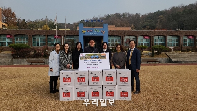 ‘안교수 떡볶이’ 후원물품 전달식에서 홀트학교 김봉환 교장(가운데 왼쪽)과 안순이 교수(가운데 오른쪽)를 비롯한 참석자들이 기념촬영을 하고 있다. ⓒ 안스쿡 제공