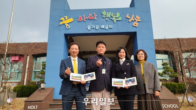안스쿡이 운영하는 안교수 떡볶이가 홀트학교에 300만원의 물품 후원하고 기념촬영을 하고 있다. ⓒ 안스쿡 제공