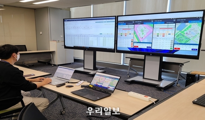 포스코건설 관리자가 송도 F19블록 현장에서 ‘레미콘 운송 정보관리 시스템’을 활용해 현장의 실시간 레미콘 타설현황을 모바일과 PC로 확인하고 있다. ⓒ 포스코건설 제공