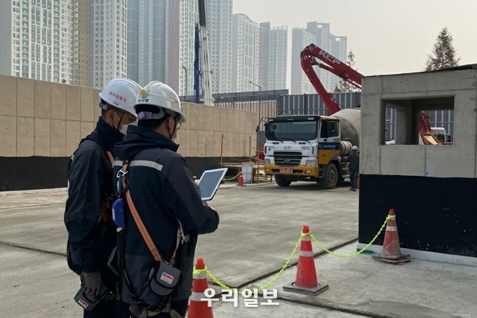 포스코건설 관리자가 송도 F19블록 현장에서 ‘레미콘 운송 정보관리 시스템’을 활용해 현장의 실시간 레미콘 타설현황을 모바일과 PC로 확인하고 있다.ⓒ 포스코건설 제공