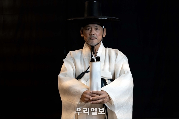 문화체육관광부 장관을 역임한 유인촌 씨가 역병대란(疫病大亂)을 극복하고 국태민안을 기원하는 고천문을 낭송하고 있다. ⓒ정아트앤컴퍼니 제공