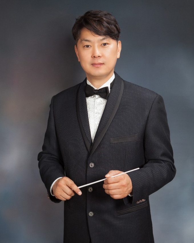 중앙국악관현악단 상임 지휘자 이춘승