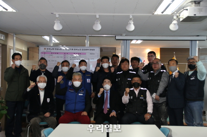 한국노총 전국연합노련 전국건설기계장비노동조합 인천본부 개소식행사 후 기념촬영 ⓒ 우리일보 db