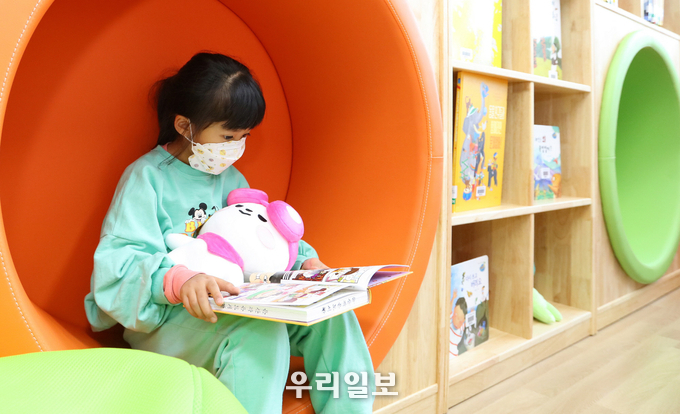 지난 25일 서신시 운산면에 개관한 운산 작은도서관에서 아이들이 책을 읽고 있다. 