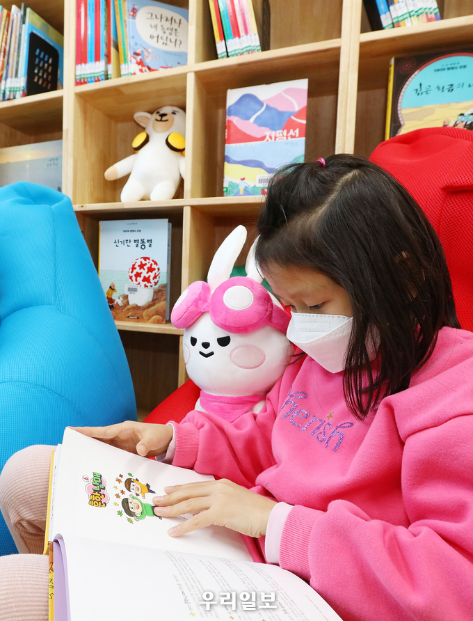 지난 25일 서신시 운산면에 개관한 운산 작은도서관에서 아이들이 책을 읽고 있다. 
