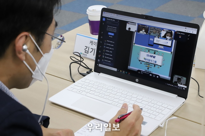 지난 25일 서울혁신파크(은평구 소재)에서 진행된 ‘메트라이프 인클루전 플러스 솔루션 랩 3.0’의 임팩트투자 데모데이 ‘딜 쉐어 라이브’에서 선정팀이 메타버스를 활용한 데모데이에 참여하고 있는 모습.(사진제공=한국사회투자) 