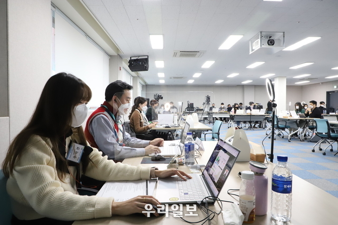 지난 25일 서울혁신파크(은평구 소재)에서 진행된 ‘메트라이프 인클루전 플러스 솔루션 랩 3.0’의 임팩트투자 데모데이 ‘딜 쉐어 라이브’에서 선정팀들이 메타버스를 활용한 데모데이에 참여하고 있는 모습.(사진제공=한국사회투자) 