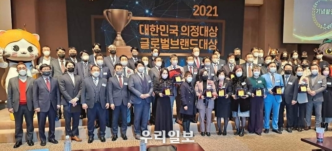 지난 11월 26일 한국프레스센터 국제회의장에서 2021대한민국 의정대상 및 글로벌브랜드대상 시상식을 마치고 관계자들이 기념촬영을 하고 있다. 