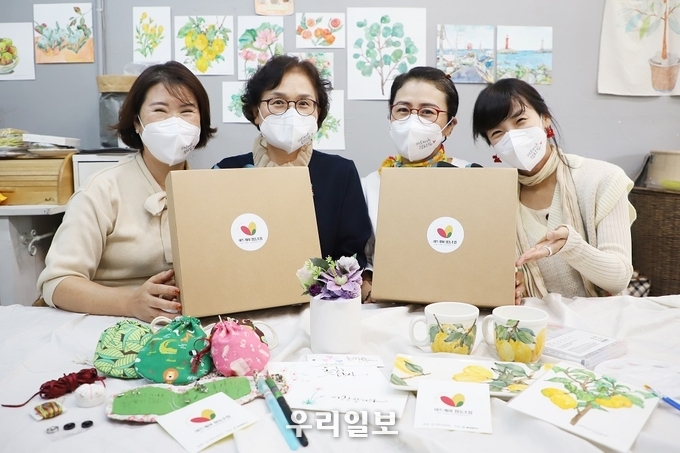 양천구 아트케어가 공동 제작한 상품을 들고 기념촬영을 하고 있다.