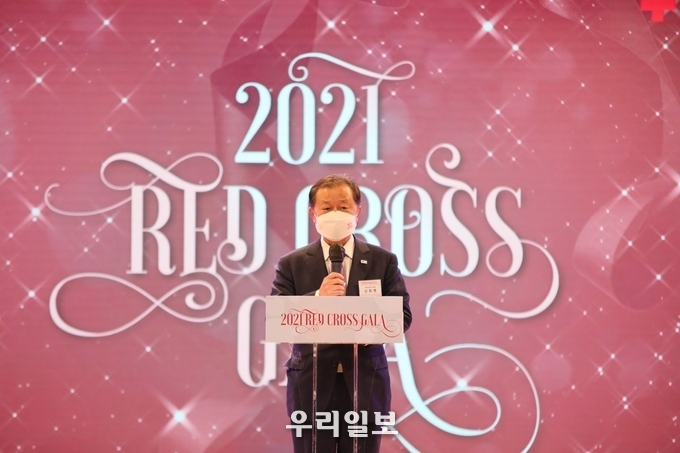 지난 12.3.(금) 오후 4시, 서울 중구 KG타워에서 개최된 2021 레드크로스갈라에서 환영사를 하는 대한적십자사 신희영 회장 