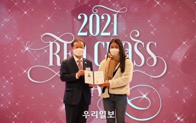지난 12.3.(금) 오후 4시, 서울 중구 KG타워에서 개최된 2021 레드크로스갈라에서 대한적십자사 신희영 회장(사진 왼쪽)이 소녀목수 전진소녀 이아진(오른쪽)에게 감사패를 전달하고 있다. 