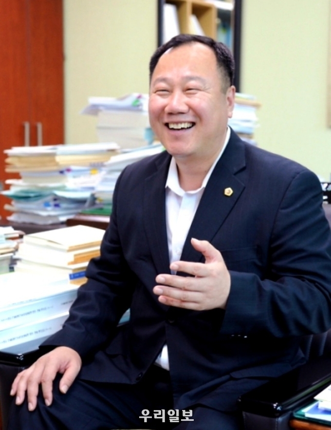 2021대한민국을 빛낸 13인 대상 조직위원회는 서울시의회 김인호 의장을 지역발전부문 '광역의회공헌대상' 수상자로 선정