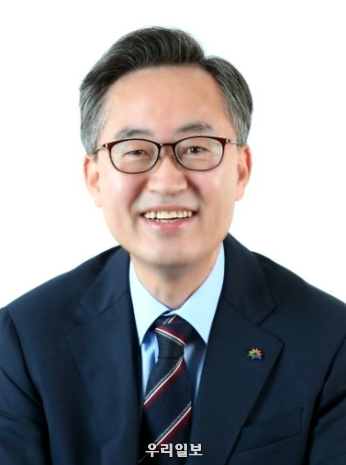 2021대한민국을 빛낸 13인 대상 조직위원회는 유성훈 금천구청장에게 목민관부문 '목민관공헌대상' 수상자로 선정