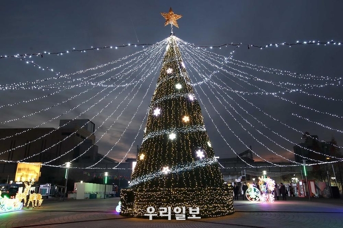 동인천 북광장에 크리스마스 트리 점등식 ⓒ 인천동구청 제공
