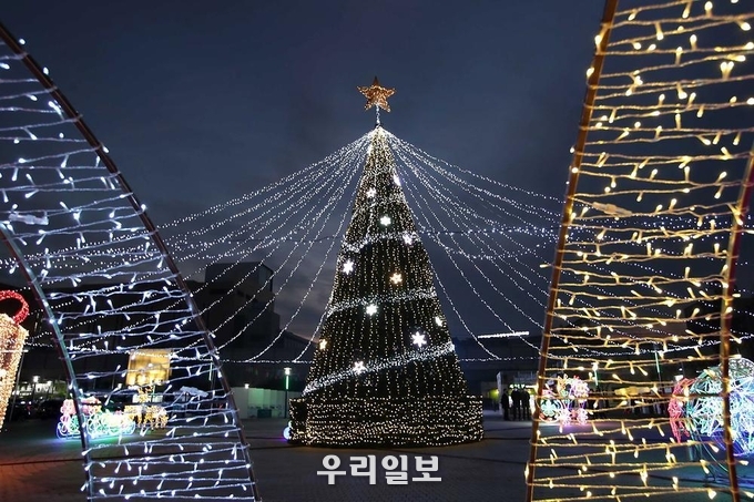 동인천 북광장에 밝힌 크리스마스 트리 ⓒ 동구청 제공