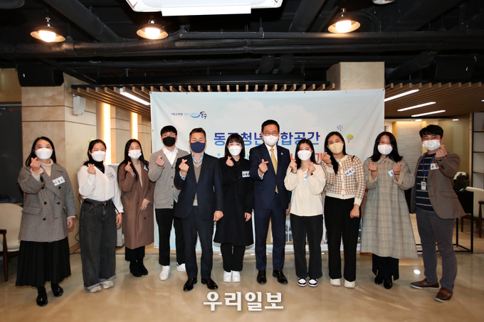 지난 6일 ‘유유기지 동구청년21’ 개관기념 간담회에 참석한 허인환 구청장과 박남춘 인천시장, 2040지역발전협의체 위원과 청년일자리사업 참여 ⓒ 동구청 제공