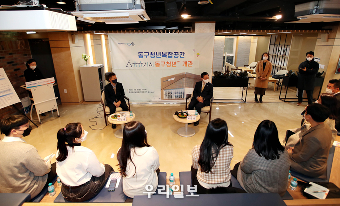 지난 6일 ‘유유기지 동구청년21’ 개관기념 간담회에 참석한 허인환 구청장과 박남춘 인천시장, 2040지역발전협의체 위원과 청년일자리사업 참여 ⓒ 동구청 제공