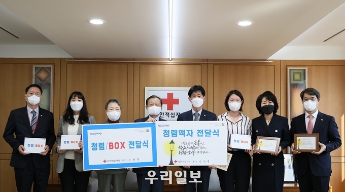 지난 11월 25일(월) 서울 중구 대한적십자사 서울사무소에서 열린 ‘청렴액자 및 청렴박스 전달식’ 행사에서 대한적십자사 장예순 부회장(사진 왼쪽 세번째), 신희영 회장(사진 왼쪽 네번째)과 대한적십자사 임직원들이 기념촬영을 하고 있다. 
