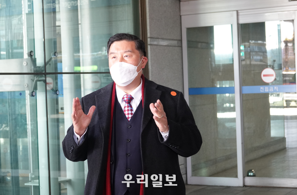 대통령 후보 김유찬씨가 공항에서 마중나온 관계자들에게 첫 소감을 밝히고 있다.