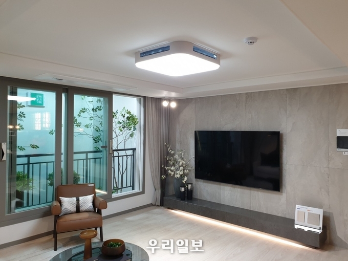 스마트 무선 방송, 음향, LED 조명 시스템 전체가 소형화 일체형으로 기술 집약되어 천정에 위치하고 있어 별도의 번거로운 유지 관리가 필요 없다.