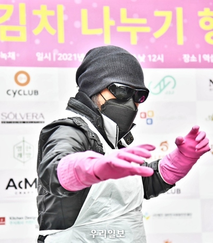 이날 김보성이 고무장갑 끼고 의리! 외치며 포즈를 취하고 있다.