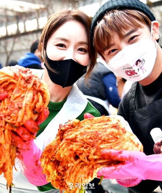 가수 "숙행 & 이도진" 2021 사랑의 김치 나누기 행사에서 흥을 담아내고 있다.